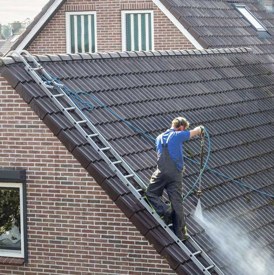 Persona limpiando tejado
